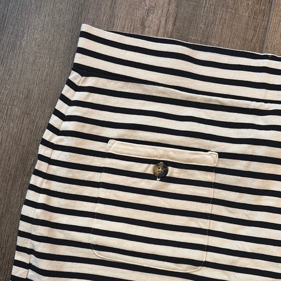 J. Crew Women’s M Black Cream Striped Pencil Mini Skirt Button Pocket Elastic - Picture 2 of 7